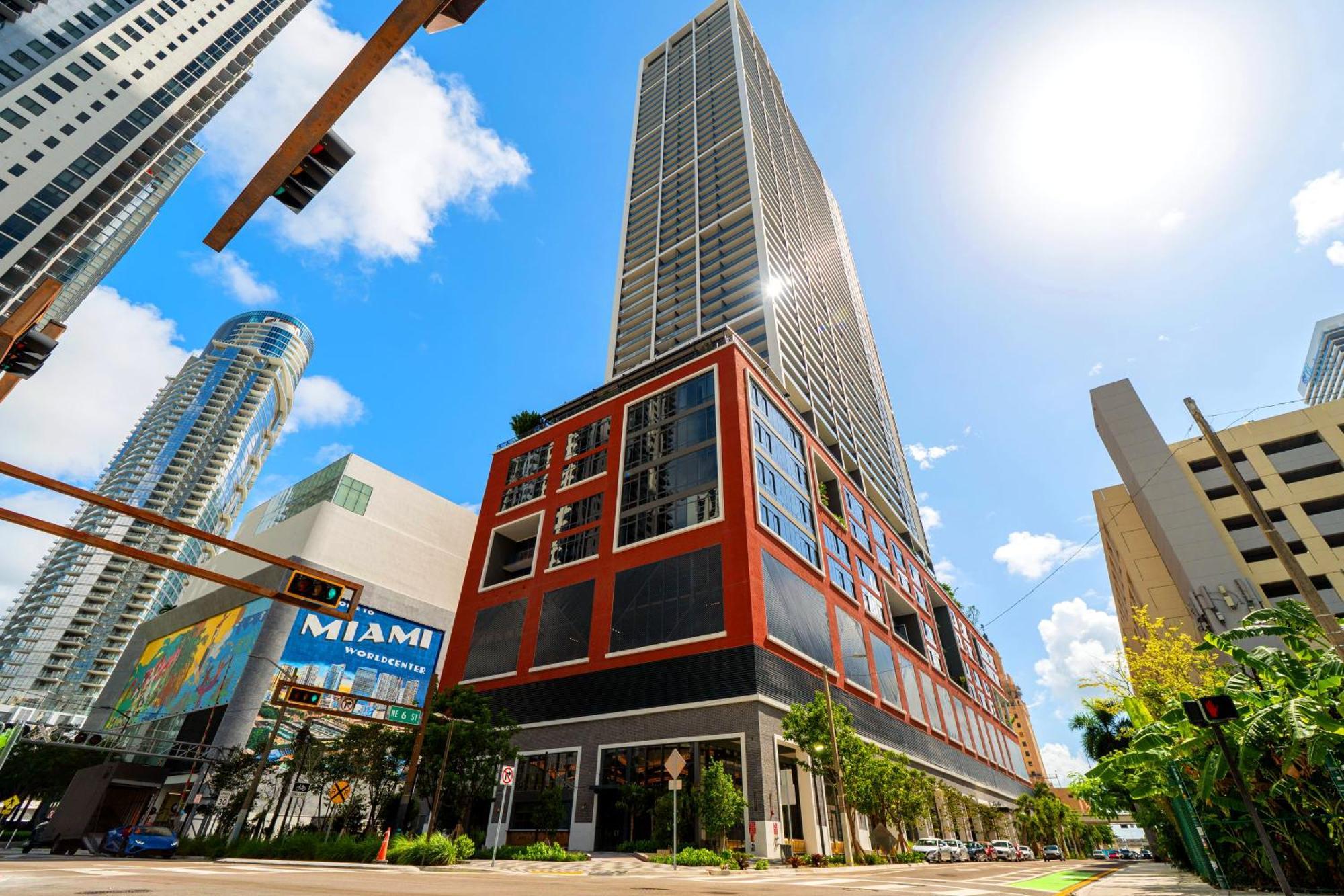 Prime Location By Kaseya Center With Direct Views Apartment